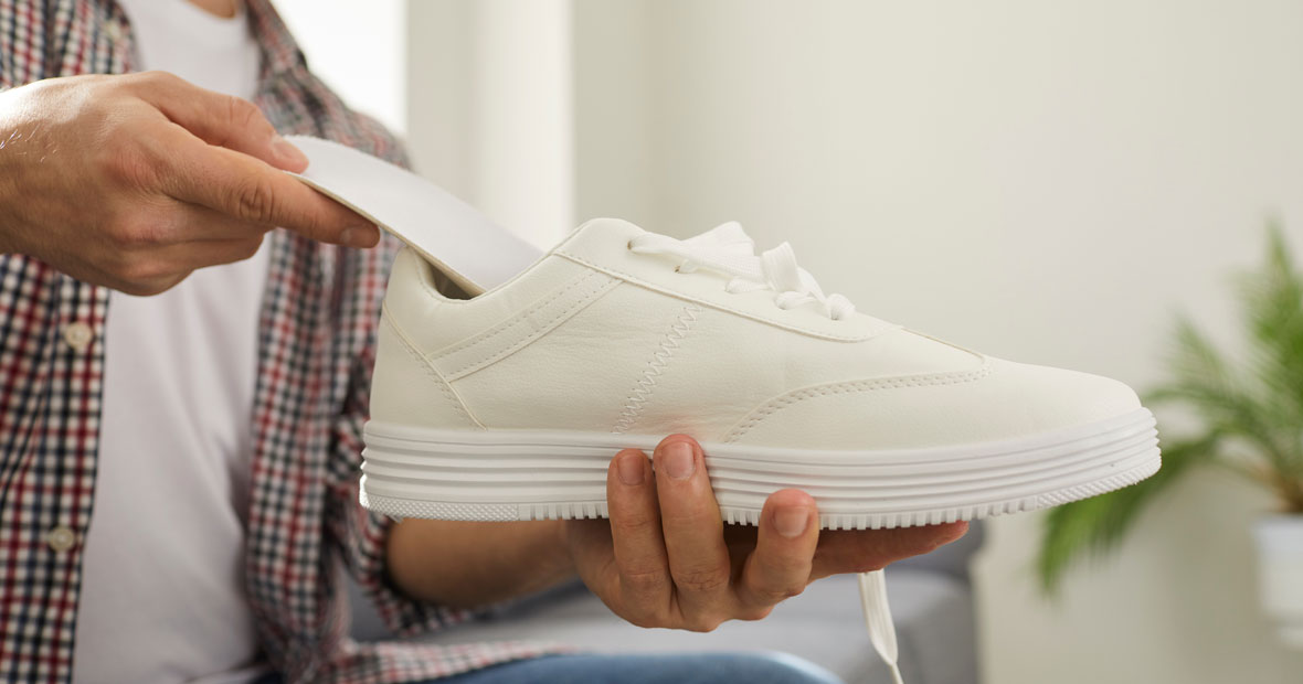 chaussures avec des pieds plats