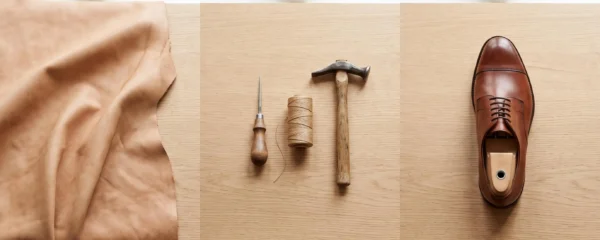 Composition triptyque sur établi en bois montrant la transformation du cuir : cuir végétal brut drapé à gauche, outils de bottier au centre, chaussure derby finie patinée sur forme en bois à droite, lumière naturelle douce