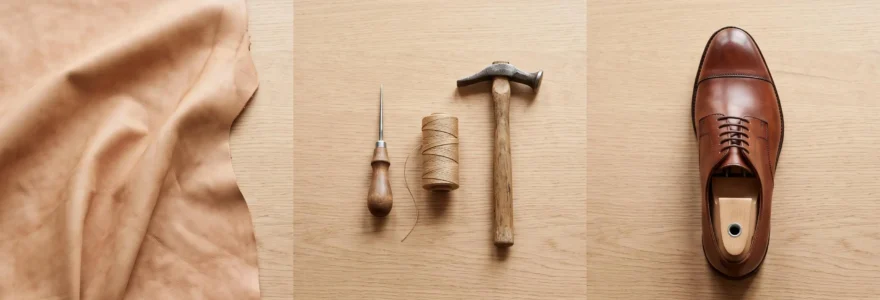 Composition triptyque sur établi en bois montrant la transformation du cuir : cuir végétal brut drapé à gauche, outils de bottier au centre, chaussure derby finie patinée sur forme en bois à droite, lumière naturelle douce